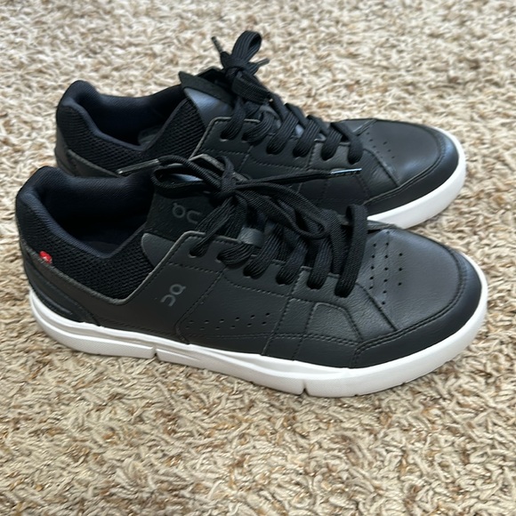 On Running Shoes - Women’s On Roger’s Clubhouse Shoes size 8